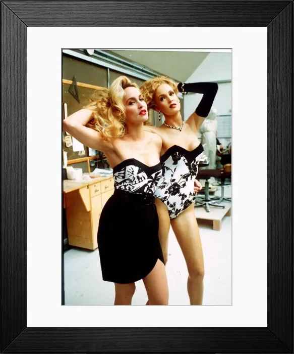 Framed Print : Jerry Hall Model poses with wax model at Madam Tussauds in London Framed Print : Jerry Hall Model poses with wax model at Madam Tussauds in London