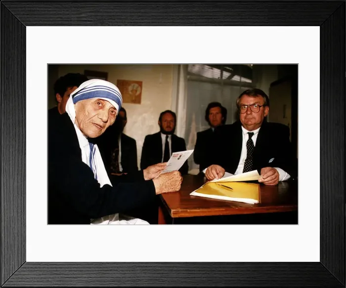 Framed Print : Mother Teresa of Calcutta with the Mirror Group Editorial Manager Allan Shillum Right Framed Print : Mother Teresa of Calcutta with the Mirror Group Editorial Manager Allan Shillum Right