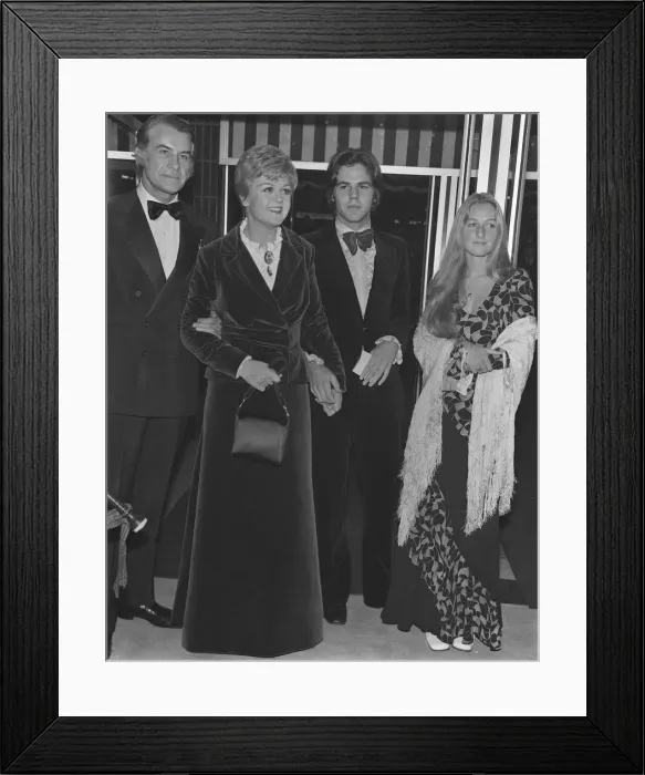 Framed Print : Angela Lansbury arriving October 1971 for the Premiere of Framed Print : Angela Lansbury arriving October 1971 for the Premiere of