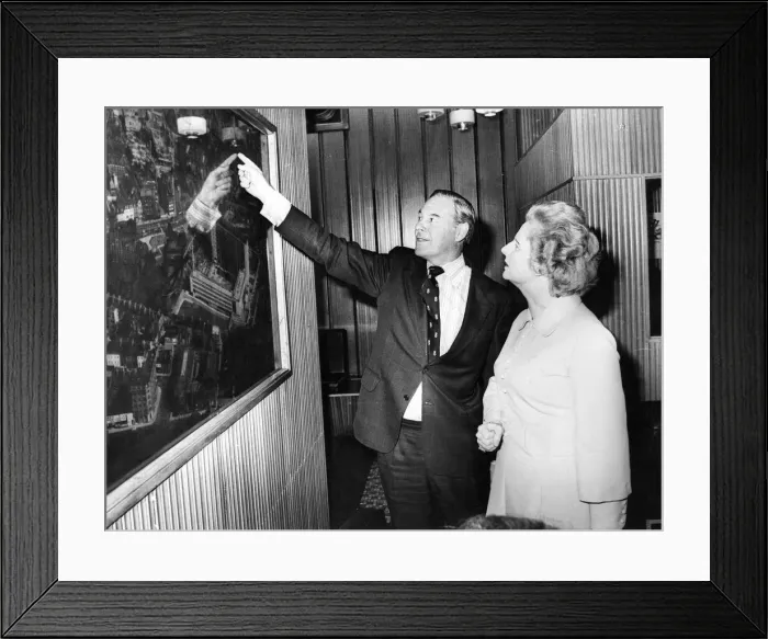 Framed Print : Margaret Thatcher visits the offices of the Newcastle Evening Chronicle