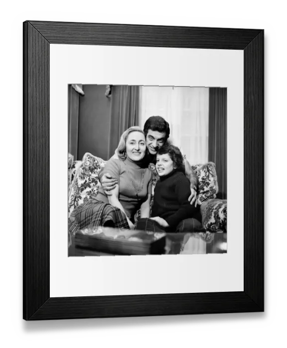 Framed Print : Singer Frankie Vaughan and family. February 1975 75-01098-002