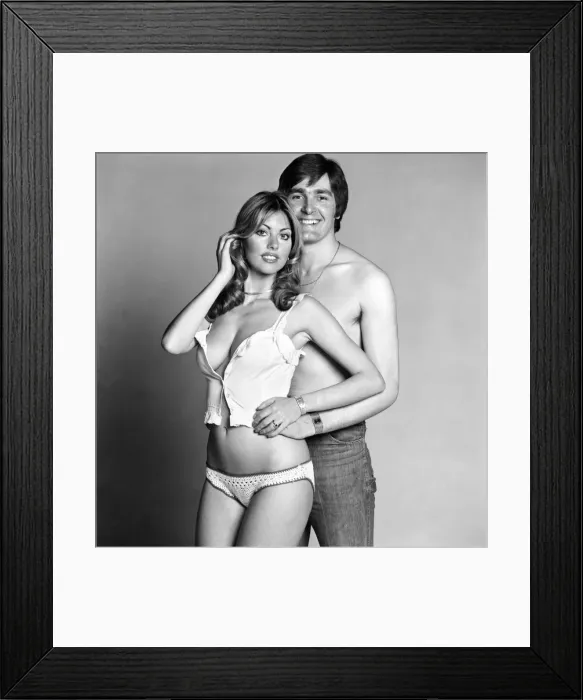 Framed Print : Models Gillian Duxbury and Peter Glancy pose for a young lovers feature in the Daily Framed Print : Models Gillian Duxbury and Peter Glancy pose for a young lovers feature in the Daily