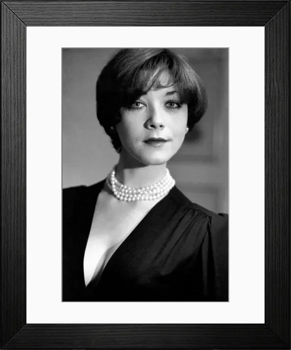 Framed Print : Avenger Girl: Pictures of ex-Avenger girl Linda Thorson taken at her Regents Park flat
