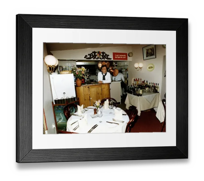 Framed Print : Keith Floyd TV chef cook and presenter stands in the kitchens of The Maltsters Arms near