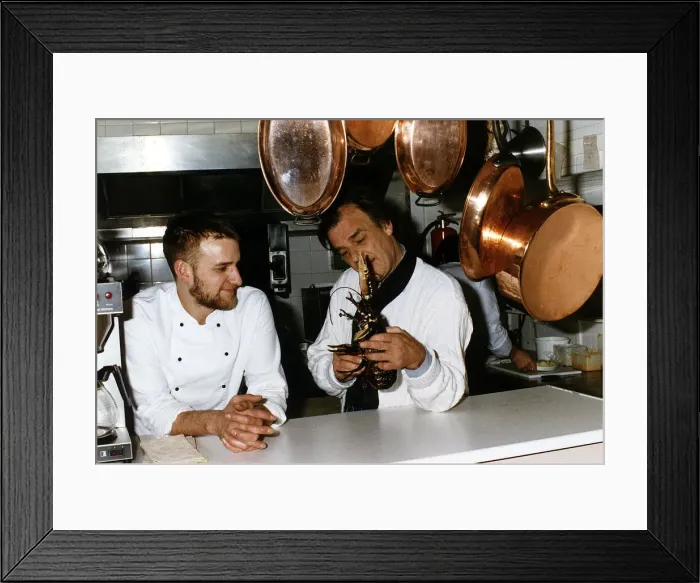 Framed Print : Keith Floyd TV chef cook and presenter stands in the kitchens of The Maltsters Arms near
