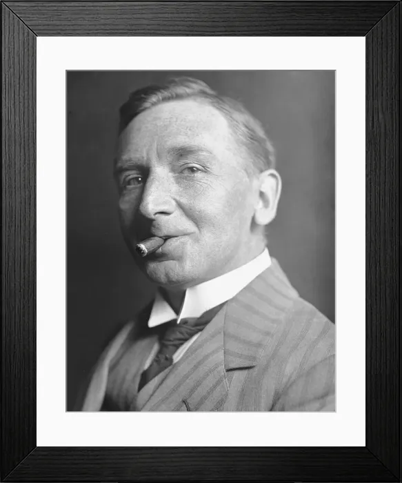 Framed Print : Daily Mirrors first ever photograper Ivor Castle, poses for a portrait smoking a