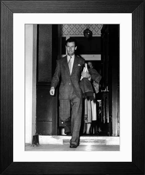 Framed Print : Peter Townsend leaving the Lowndes Square Home of the Marquis of Abergavenny Framed Print : Peter Townsend leaving the Lowndes Square Home of the Marquis of Abergavenny