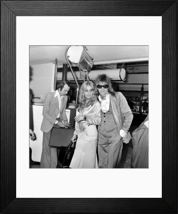 Framed Print : Rod Stewart and Britt Ekland. April 1975 75-1775-001 Framed Print : Rod Stewart and Britt Ekland. April 1975 75-1775-001