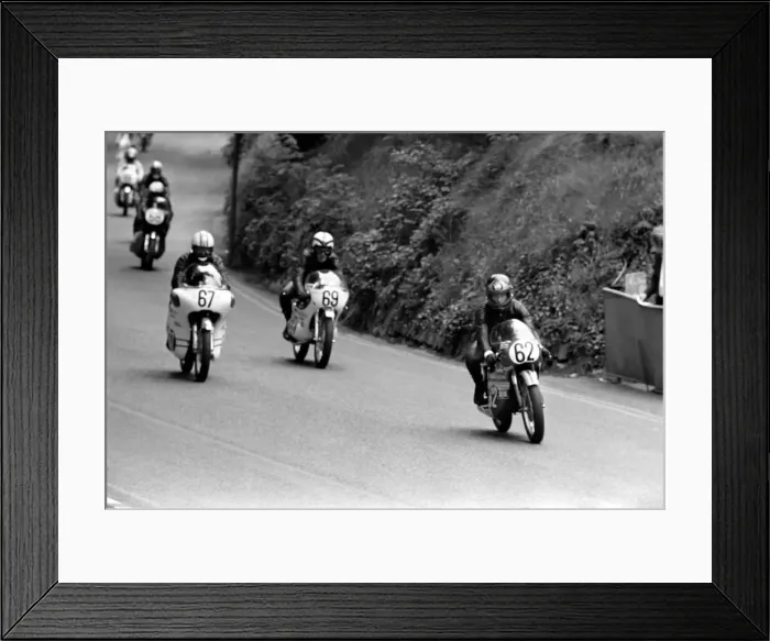 Framed Print : Motorsport: Action: I. O. M. TT Racing: 250cc, 500cc and 750cc Production Races in progress