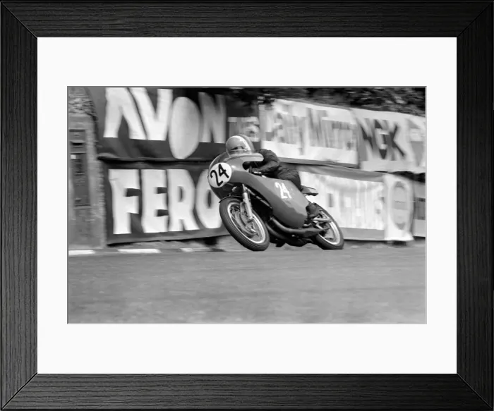 Framed Print : Motorsport: Action: I. O. M. TT Racing: 250cc Lightweight event in progress Framed Print : Motorsport: Action: I. O. M. TT Racing: 250cc Lightweight event in progress