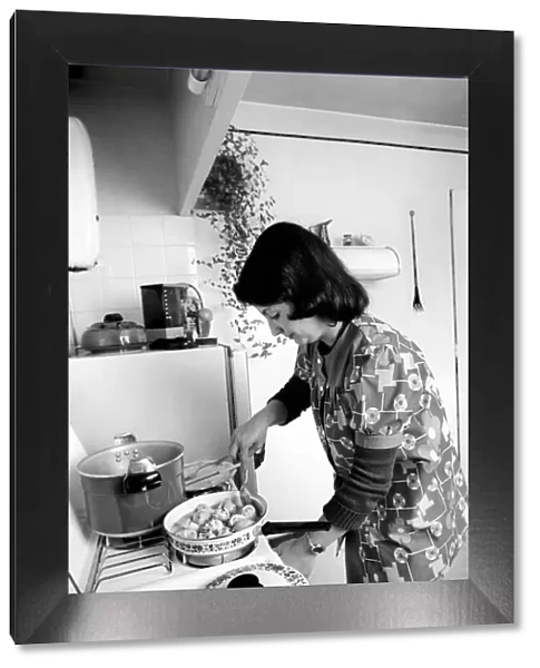 French housewife Mrs Maria Quaranta in the kitchen. April 1975 75-2072-011