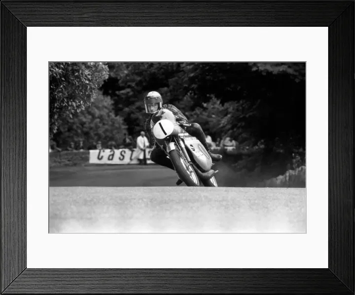 Framed Print : Motorsport: Action: I. O. M. TT Racing: 250cc Lightweight event in progress