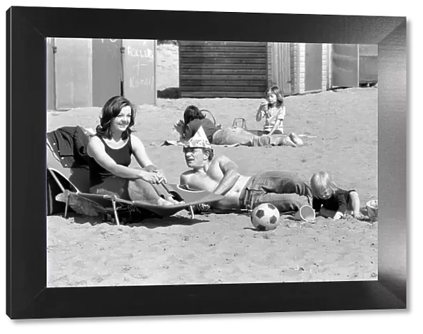 A family enjoying the hot weather at Margate Beach. April 1975 75-2073-005