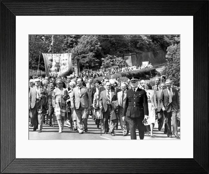 Framed Print : Bedlington Miners Picnic - Tony Benn (right) and Judith Hart amongst the marchers