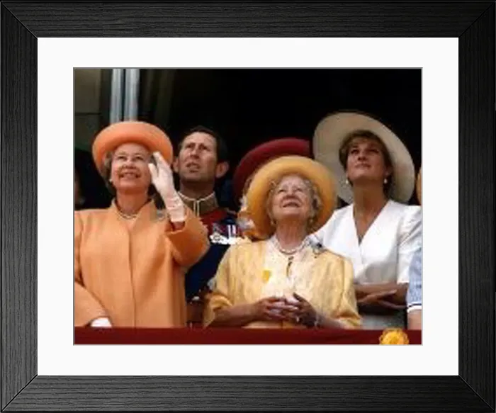 : Prince Charles and Diana with Queen Elizabeth II and Queen Mother on the balcony : Prince Charles and Diana with Queen Elizabeth II and Queen Mother on the balcony