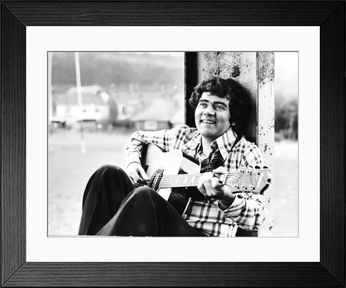 Framed Print : Max Boyce, Singer, playing the guitar