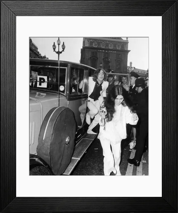 Framed Print : John Lennon and Yoko Ono arrive at the premiere of Yellow Submarine'film Framed Print : John Lennon and Yoko Ono arrive at the premiere of Yellow Submarine'film