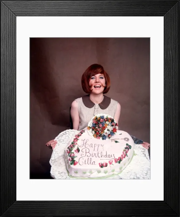 Framed Print : Cilla Black on her 21st birthday, 27th May 1964 Framed Print : Cilla Black on her 21st birthday, 27th May 1964