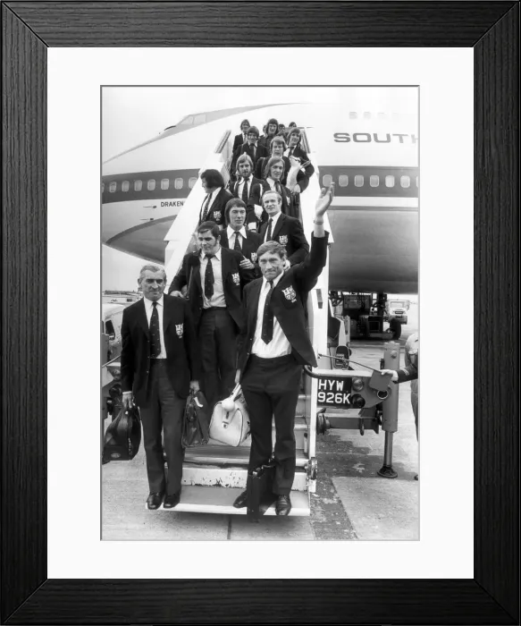 Framed Print : Willie John McBride (front right, waving) captain of the 1974 Lions tour to South Africa