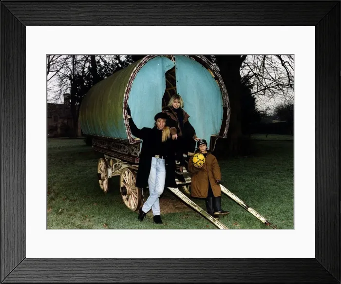 Framed Print : Robin Gibb of the Bee Gees next to gypsy caravan with wife Dwina and their son Robin John Framed Print : Robin Gibb of the Bee Gees next to gypsy caravan with wife Dwina and their son Robin John