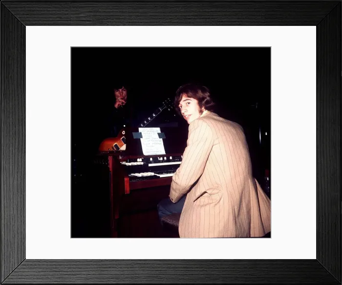 Framed Print : Robin Gibb sitting on his organ at rehearsal, at the Covention centre in California Framed Print : Robin Gibb sitting on his organ at rehearsal, at the Covention centre in California