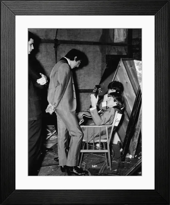 Framed Print : George Harrison, RingoStarr (holding Georges 12-string Rickenbacker guitar Framed Print : George Harrison, RingoStarr (holding Georges 12-string Rickenbacker guitar