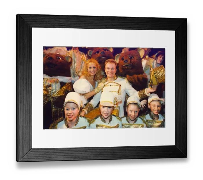 Framed Print : Bobby Davro and Malandra Burrows as Goldilocks with the three bears at the opening night Framed Print : Bobby Davro and Malandra Burrows as Goldilocks with the three bears at the opening night
