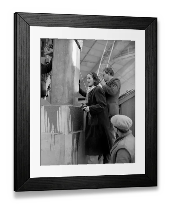 Framed Print : Barbara Hepworth Artist and Sculpture - March 1951 supervising the erection of her Framed Print : Barbara Hepworth Artist and Sculpture - March 1951 supervising the erection of her