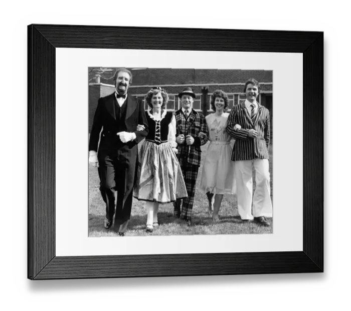 Framed Print : Gatreshead Amateur Operatic Society in costume for their dress rehearsal of the play