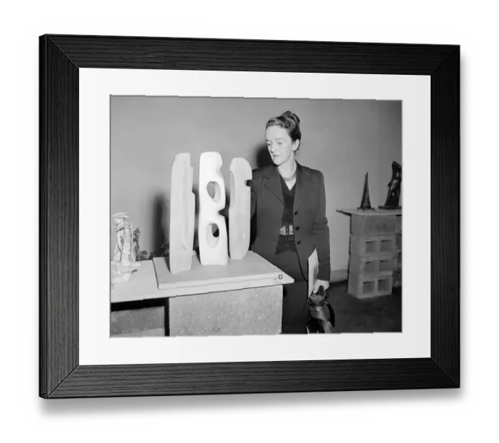 Framed Print : Barbara Hepworth Artist and Sculpture - March 1953 wins prize for her wood carving