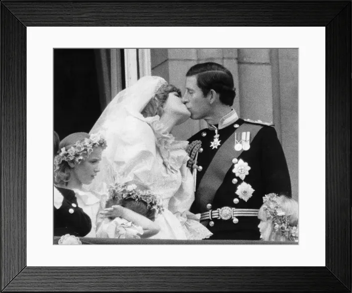 Framed Print : Prince Charles and his new bride Diana kiss on the balcony of Buckingham Palace after Framed Print : Prince Charles and his new bride Diana kiss on the balcony of Buckingham Palace after