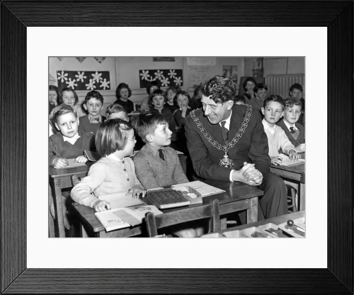 Framed Print : The Lord Mayor of Coventry, Alderman Arthur Waugh, talking to Susan Leigh (7) Framed Print : The Lord Mayor of Coventry, Alderman Arthur Waugh, talking to Susan Leigh (7)