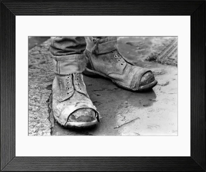 Framed Print : Youth Culture / Music / Police / Street scenes. Punk Rock'. August 1977 77-04262-001 Framed Print : Youth Culture / Music / Police / Street scenes. Punk Rock'. August 1977 77-04262-001