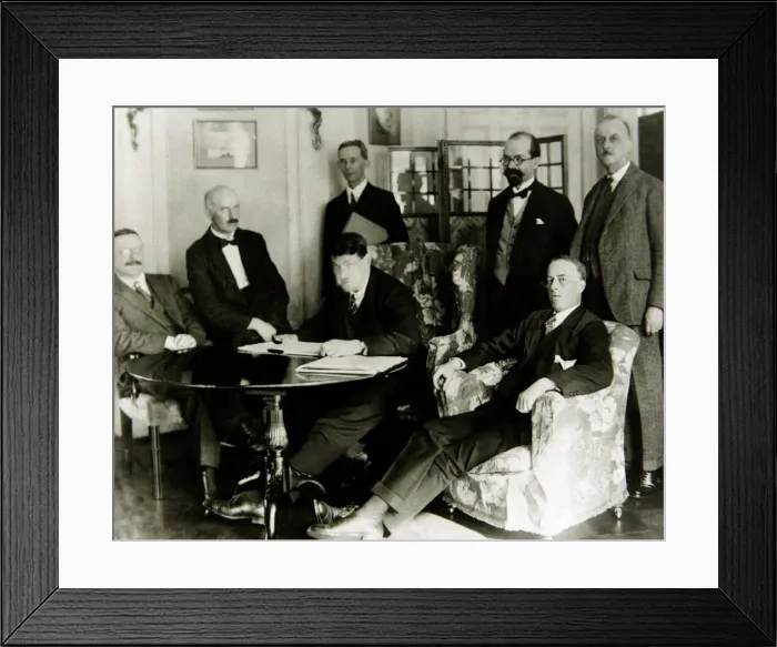 Framed Print : Meeting of Sinn Fein delegates at their headquarters, Michael Collins, Finance Minister Framed Print : Meeting of Sinn Fein delegates at their headquarters, Michael Collins, Finance Minister