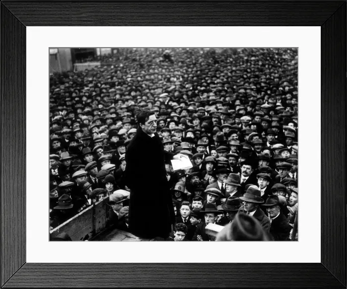 Framed Print : Eamon De Valera at protest meeting against boundray settlement in Dublin Framed Print : Eamon De Valera at protest meeting against boundray settlement in Dublin