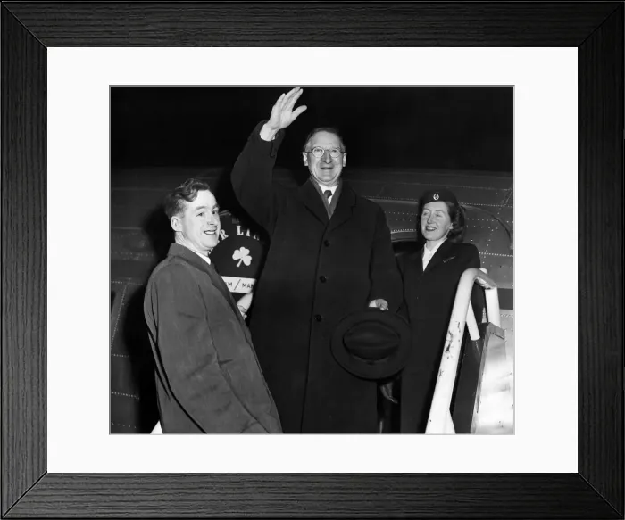Framed Print : Prime Minister of the Republic of Ireland Eamon De Valera at Manchester airport after