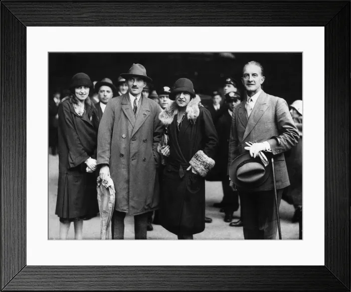Framed Print : French tennis player Suzanne Lenglen pictured with Conservative MP Oliver Stillingfleet Framed Print : French tennis player Suzanne Lenglen pictured with Conservative MP Oliver Stillingfleet