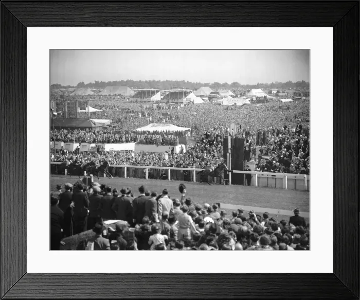 Framed Print : Epsom Derby 1953. Gordon Richards crosses the finishing line on Pinza