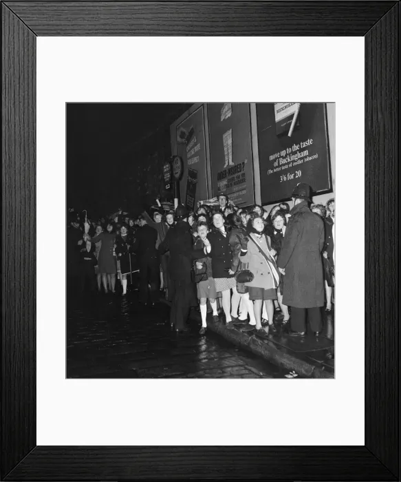 Framed Print : Fans meet The Beatles in Liverpool, queuing up outside for the show Framed Print : Fans meet The Beatles in Liverpool, queuing up outside for the show