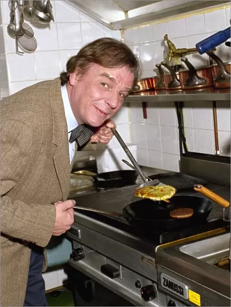 Keith Floyd Chef & TV Presenter prepares food in kitchen May 1991