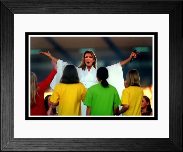 Framed Print : Celine Dion at Murrayfield Edinburgh July 1999 Arms wide holding microphone Framed Print : Celine Dion at Murrayfield Edinburgh July 1999 Arms wide holding microphone