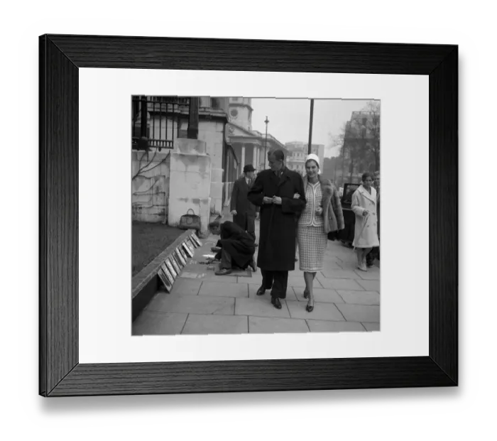Framed Print : Baron Heinrich Thyssen with wife Fiona Campbell Walter walking past National Gallery Framed Print : Baron Heinrich Thyssen with wife Fiona Campbell Walter walking past National Gallery