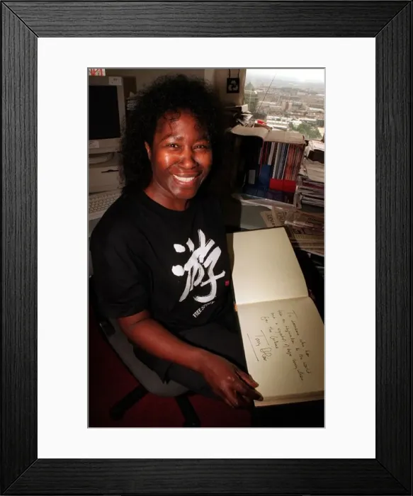 Framed Print : Joan Armatrading Singer Songwriter Sep 1999 in The Mirror offices with Tony