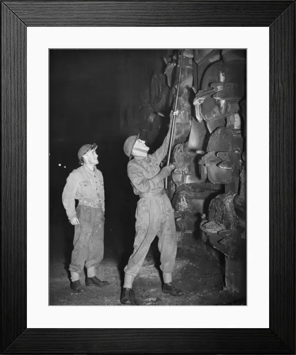 Framed Print : Soldiers seen here at work in the Retort house of the gas works Framed Print : Soldiers seen here at work in the Retort house of the gas works