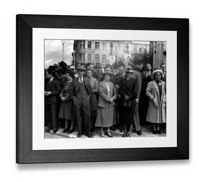 Framed Print : 3rd September 1939, Large crowds gathered outside the Houses of Parliament as the zero Framed Print : 3rd September 1939, Large crowds gathered outside the Houses of Parliament as the zero