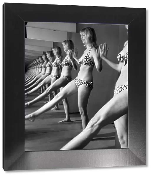 Photography  /  Mirror  /  Unusual. Model Nancy Lee. March 1975 75-01252