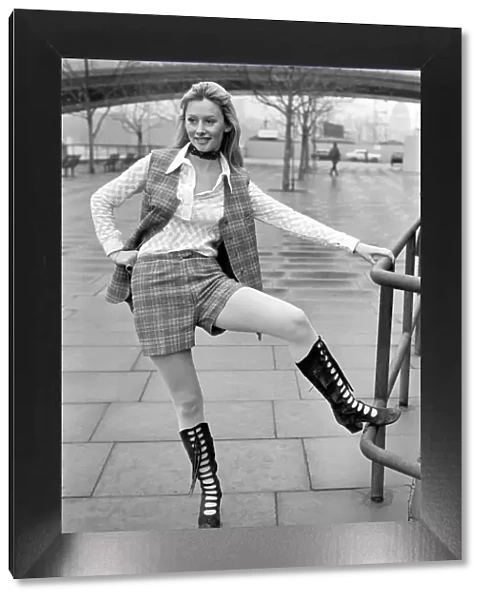 1970s Fashion: Shorts. January 1971 71-00161-001