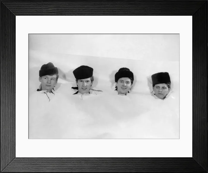 Framed Print : The pop group The Searchers seen here in the Daily Mirror photographic studio posing for Framed Print : The pop group The Searchers seen here in the Daily Mirror photographic studio posing for