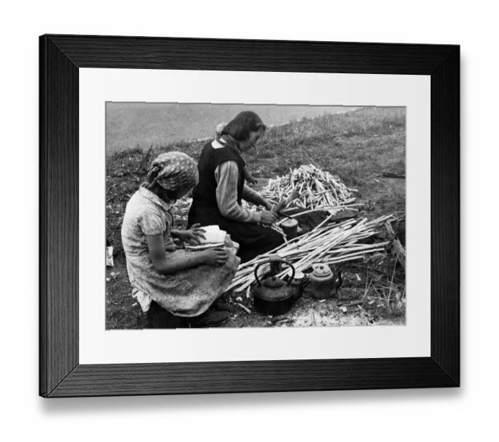 Framed Print : Roadside peg industry carried on by gypsies in between their seasonal farm work
