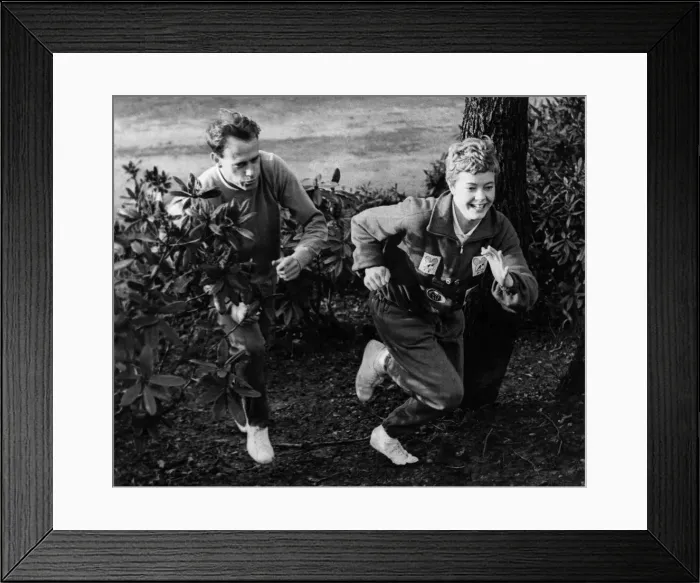 Framed Print : Mandy Holdsworth Huddersfield leads Derek Ibbotson in a training session